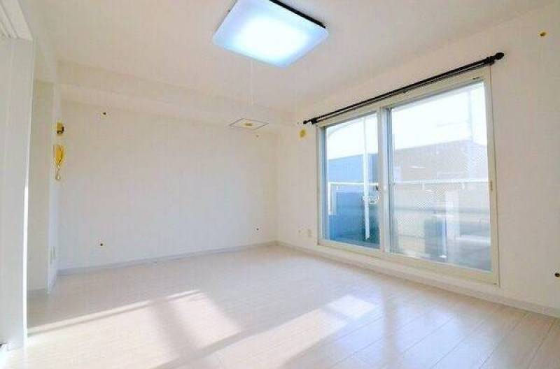 大きな窓で明るいリビング