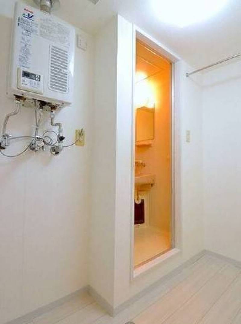 バスルームの近くに室内洗濯機置き場があって便利