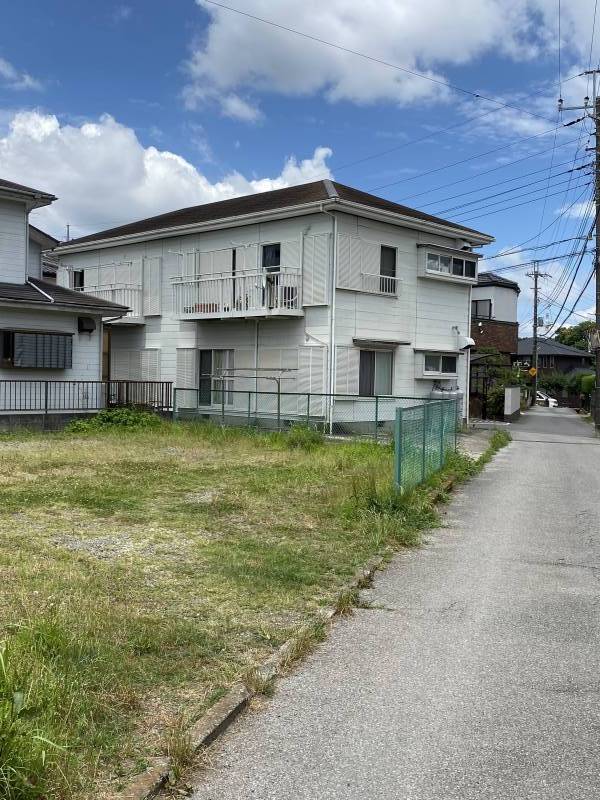 遮るものがなく、陽当たりたいへん良好。部屋は45m2と広々。