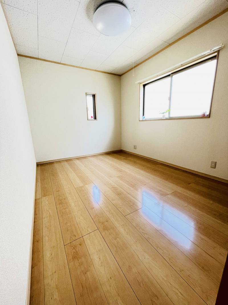 2階北側洋室2面彩光できれいです