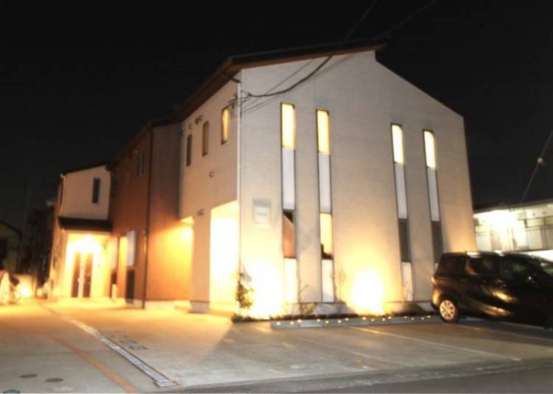 夜間エントランス照明付きです。夜も安心して帰宅できます。