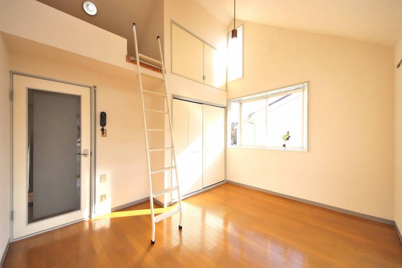 ロフトと出窓のあるコンパクトなお部屋です