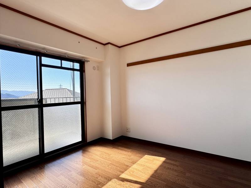 南側5.9帖洋室。日当たり良好です。