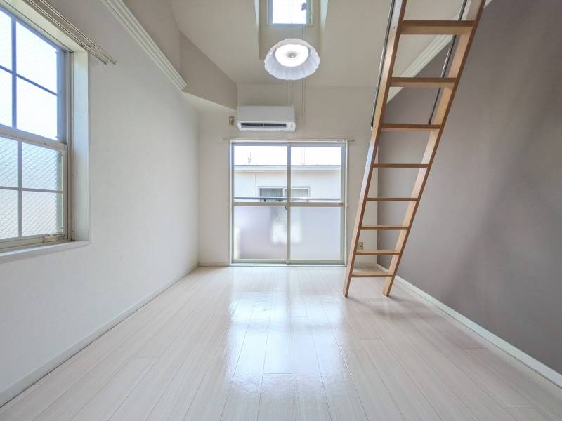 窓が2方向にある角部屋。明るくすっきりとした印象です。