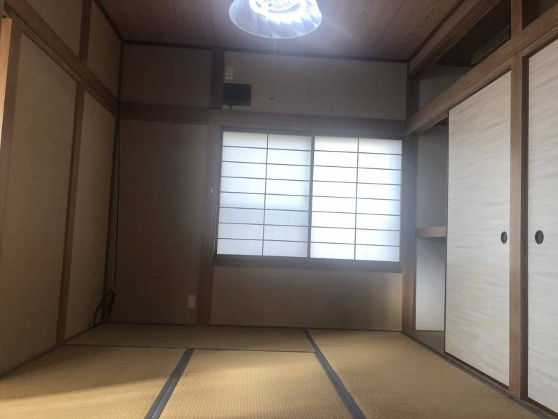 二階和室。押入れあり