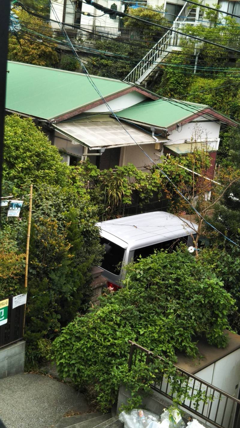 敷地内の隣家と駐車場