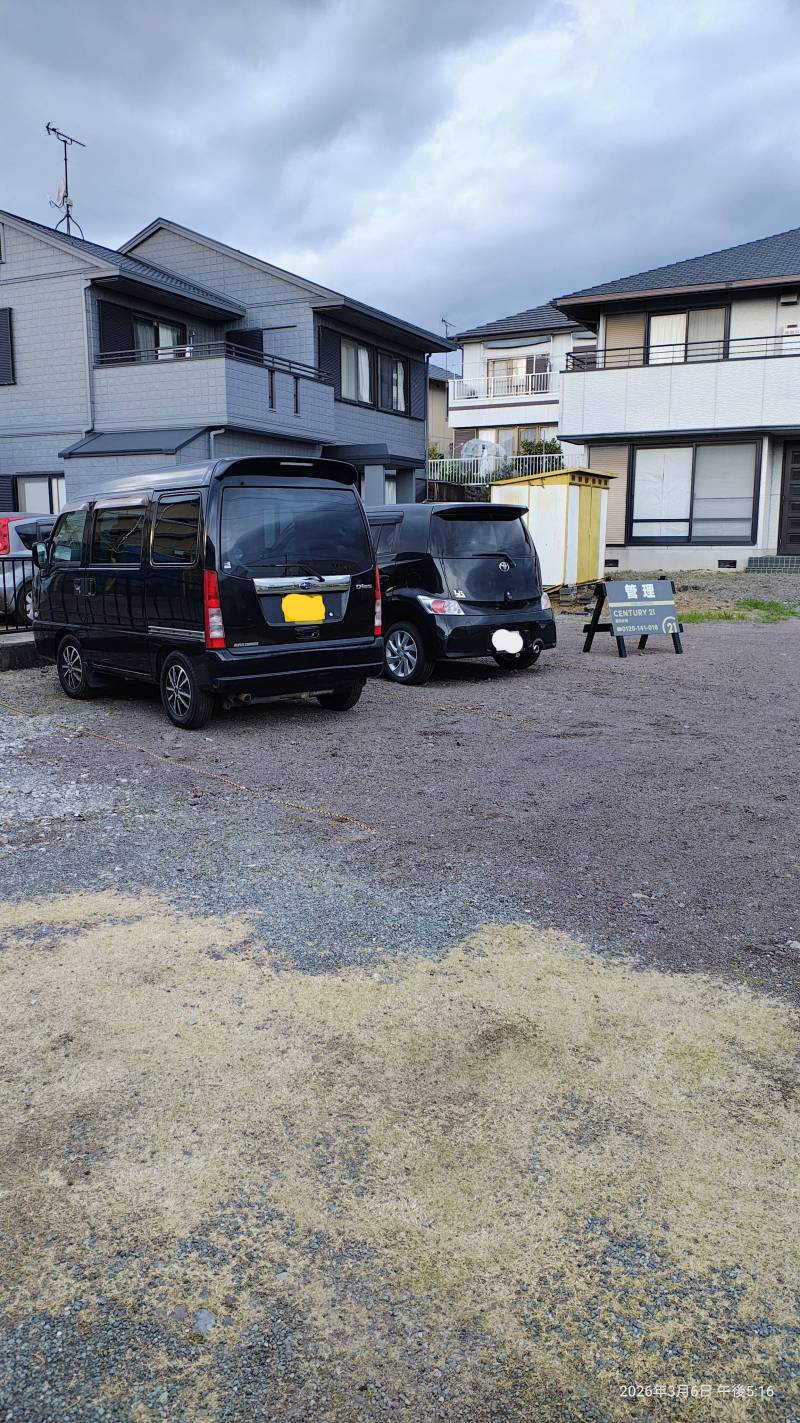 駐車１台込み。無料です。大きな車も停めれます。