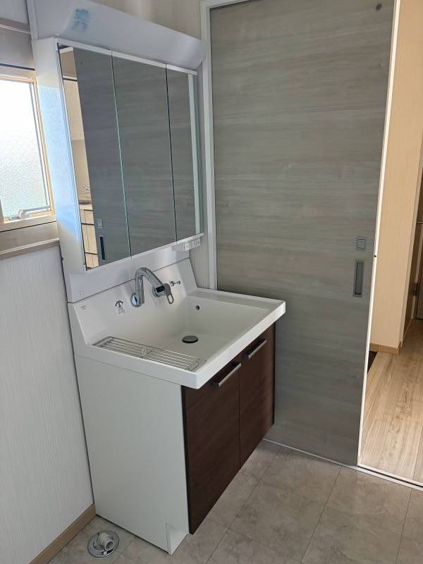 独立洗面台です　
隣に洗濯機置けます