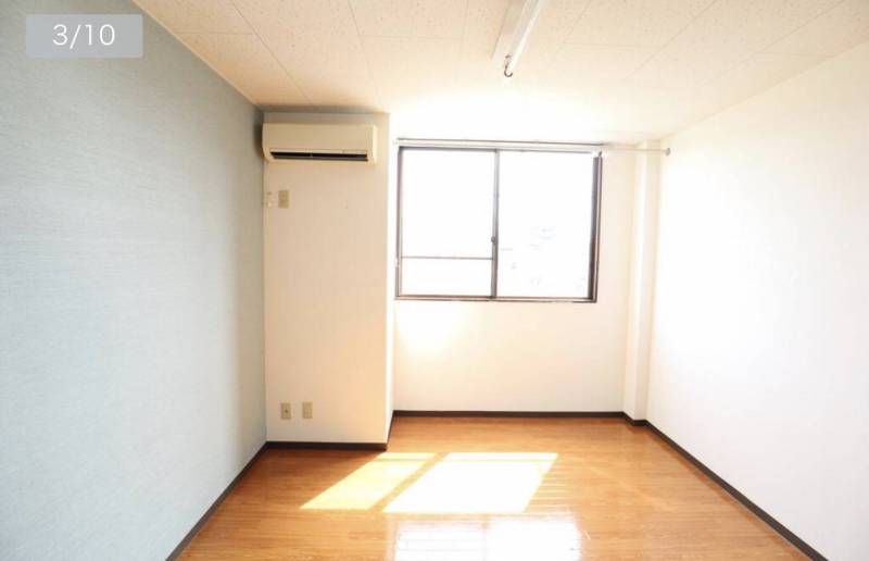 大きな窓で明るいお部屋です！