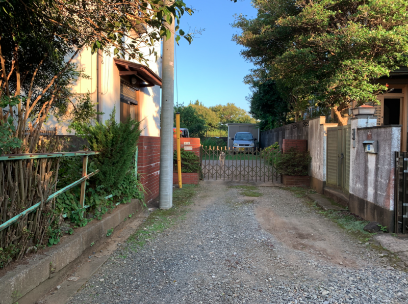 家の奥は2軒のみの袋小路でほとんど交通量はありません