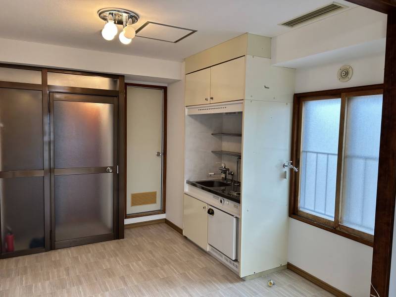 窓側から見た洋室・玄関とキッチン方向