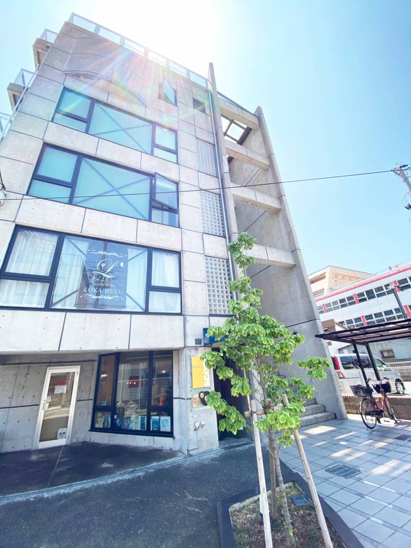 外観は瀟洒なコンクリート打ち放し