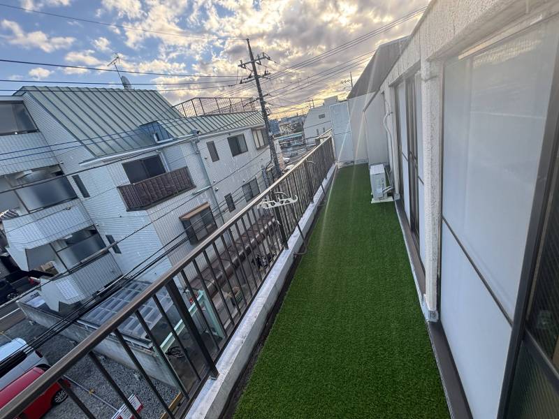 広いベランダが人口芝で明るく掃除も楽々