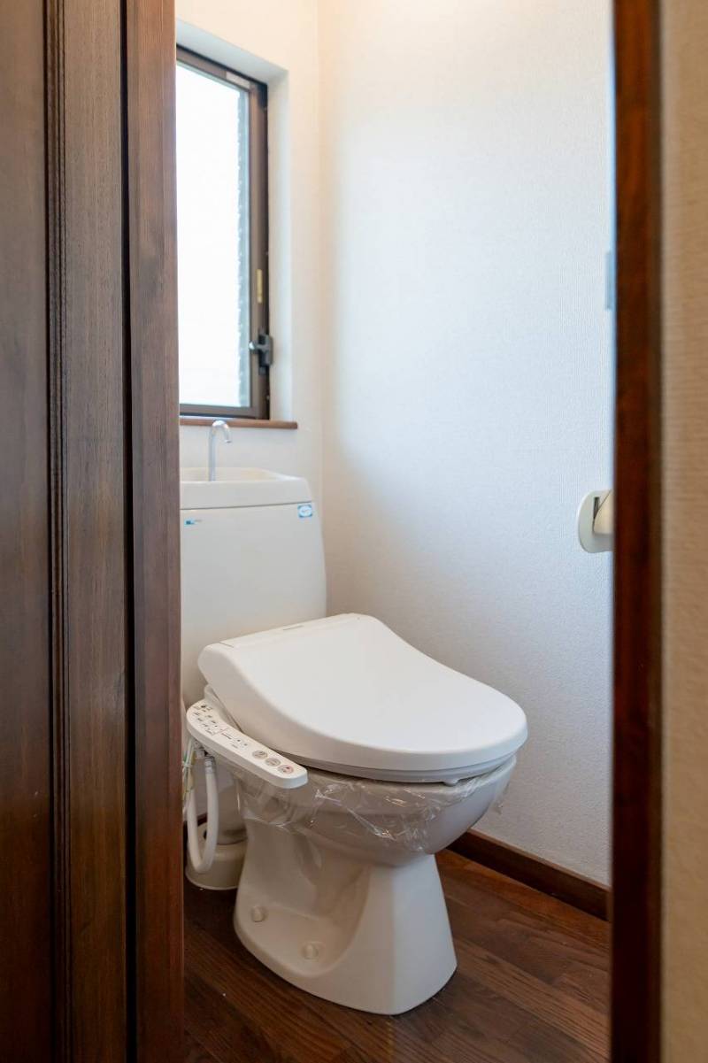 トイレ。換気窓あり、明るいです