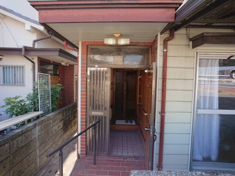 入口には外部照明とモニター付きインターホン