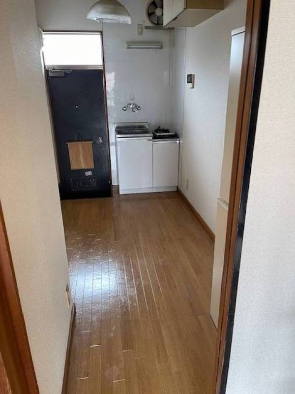 玄関とキッチンです。