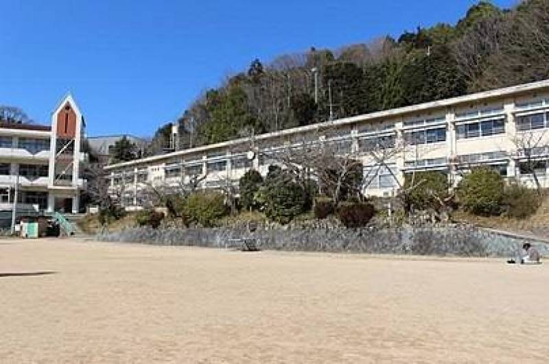 近くの双葉小学校