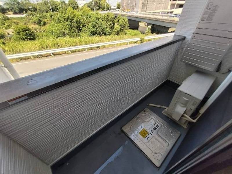 外の景色が一望できるバルコニー付き