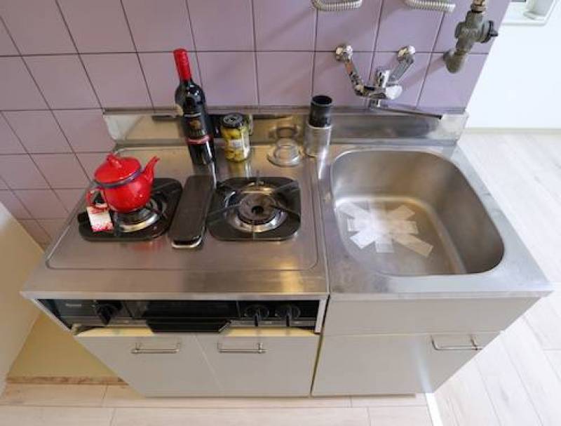 キッチンは都市ガス２口、ワンレバー混合栓です。