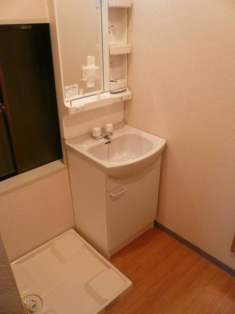 夜電気をつけて撮影した洗濯機置き場と洗面所です。