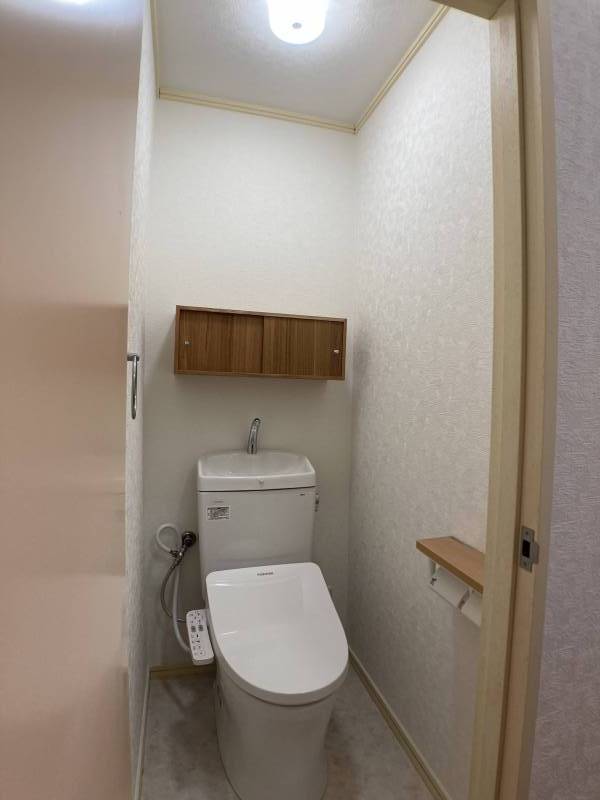 トイレ本体、温水便座、ホルダー交換済です。収納棚付き