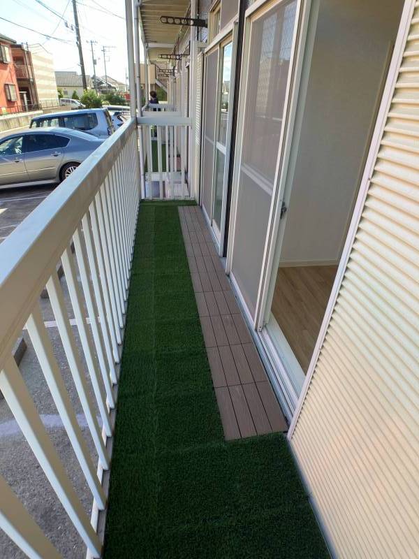 ベランダ。人工芝ですが緑があるとホッとしますね。