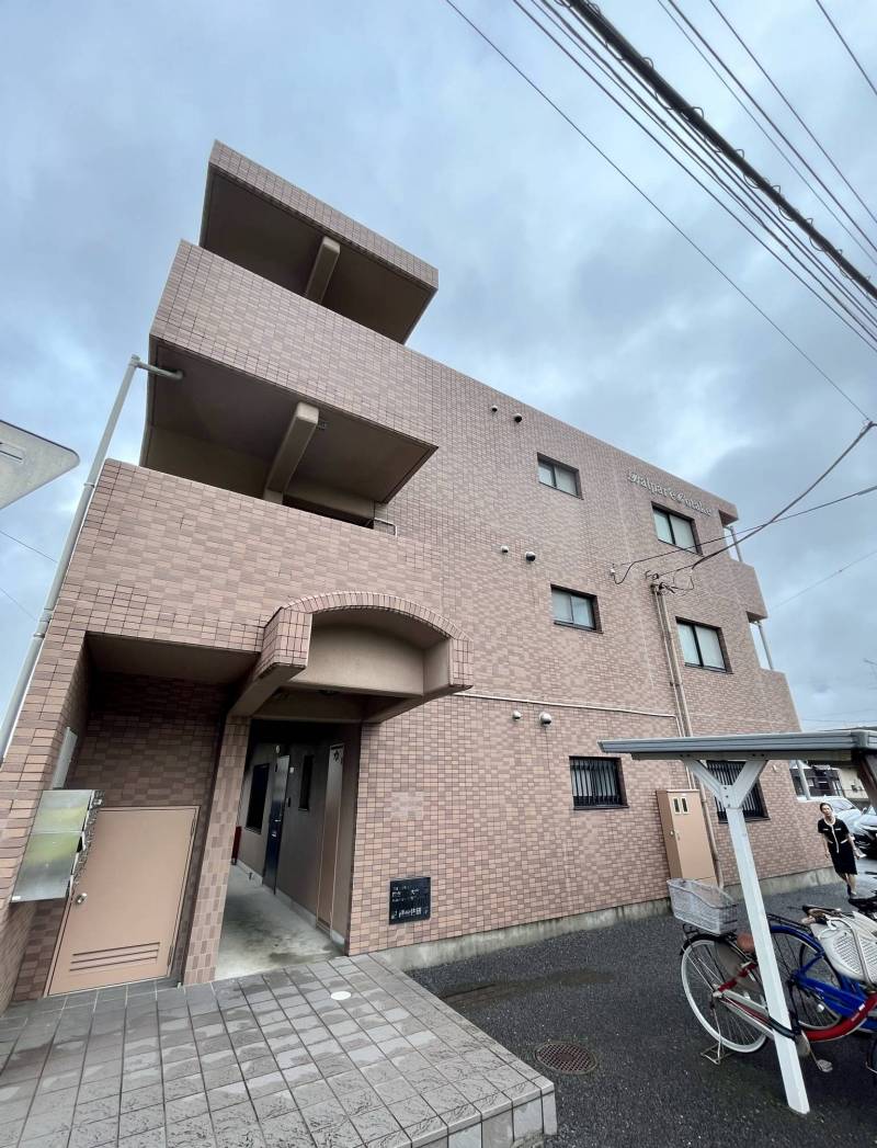 エントランス側
綺麗なRCの建物です
