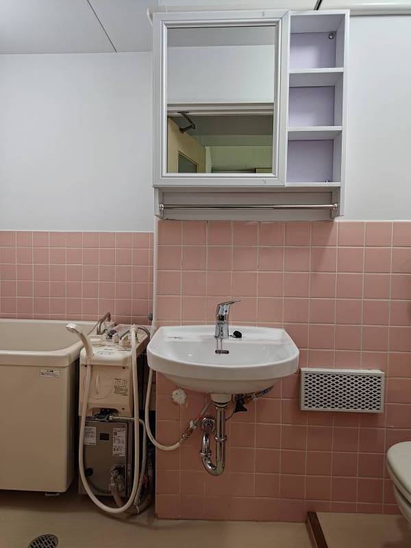 洗面台とキャビネットも新品交換済み