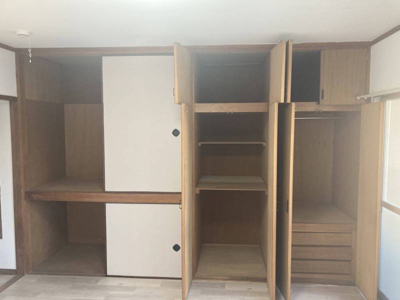 2F 東側洋室8帖　収納力最強