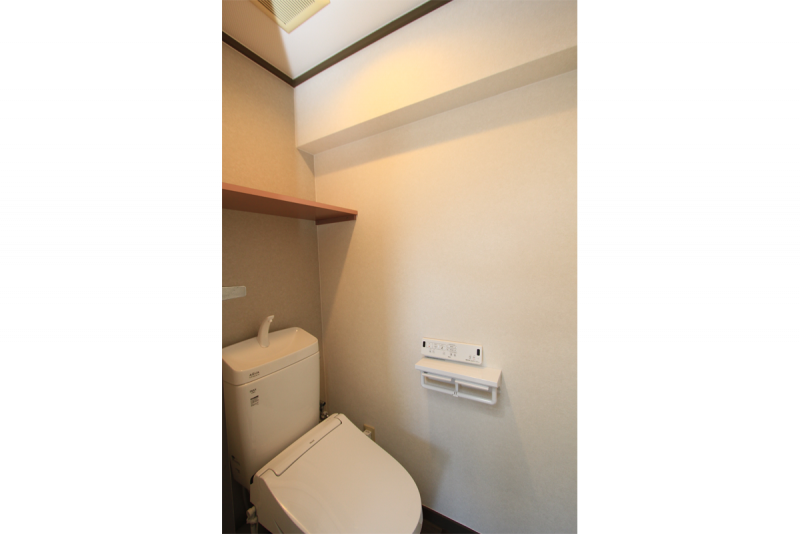 シャワートイレ
二連紙巻器付、上棚付