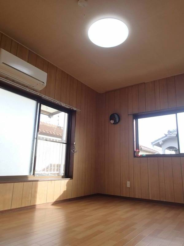 洋室（２階）、子供部屋にどうぞ。フックレール設置