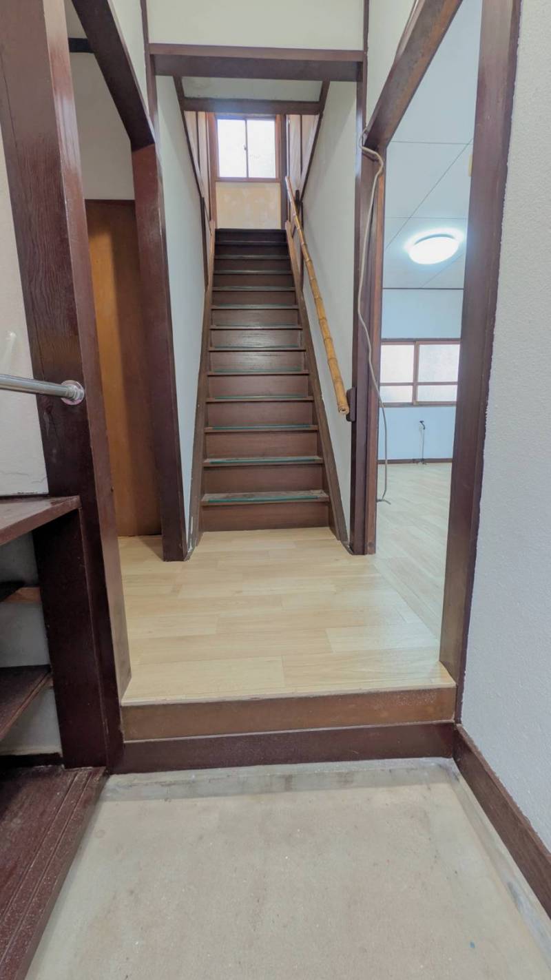 玄関には靴置き場があって広々使えます。