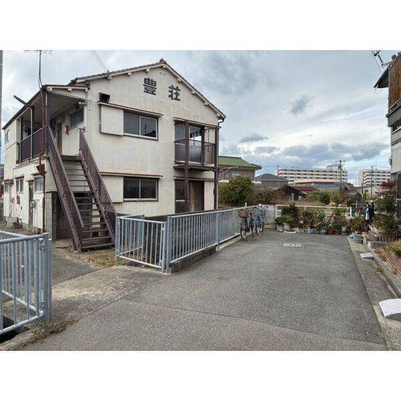 建物前は広々しています