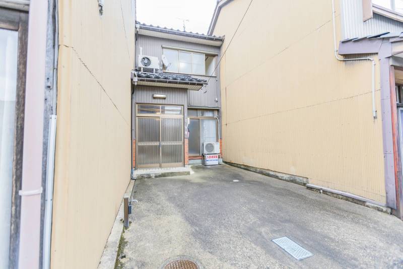 間口は狭いですが、奥に広い家です