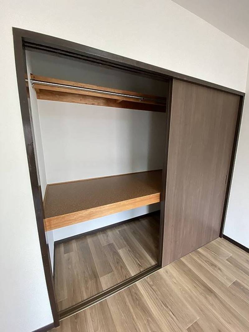 中棚付き収納で衣類もすっきり