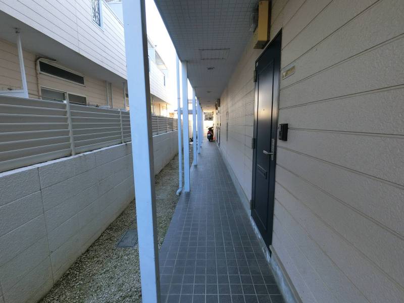 共用部廊下です。2025年11月にドアを塗り替えました。