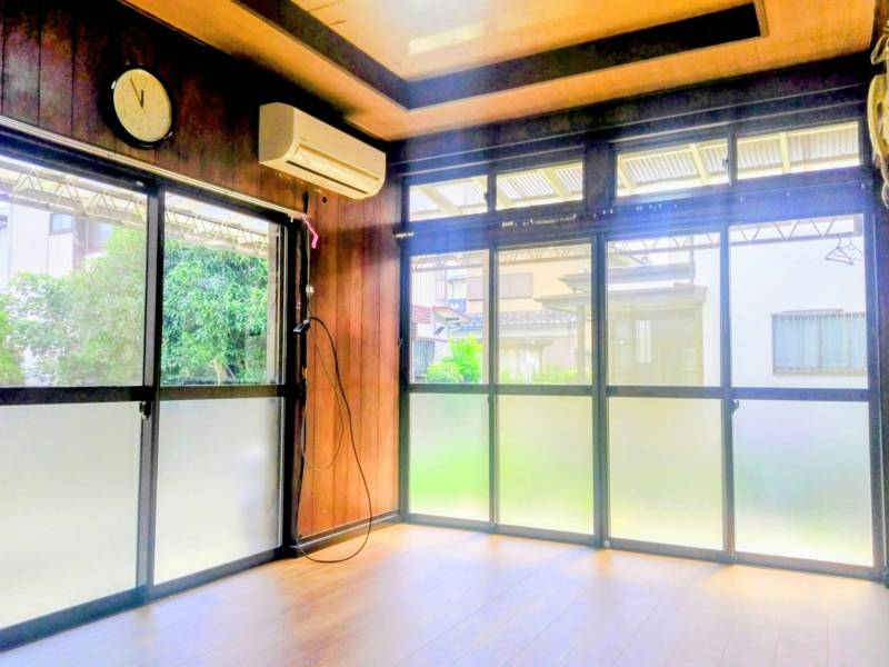 明るい陽射しが入る、ゆったりくつろげるリビング