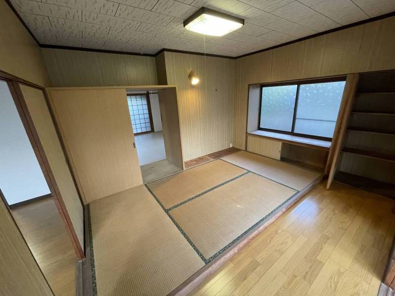 特殊な間取りの和洋室。畳部分が小上がり。