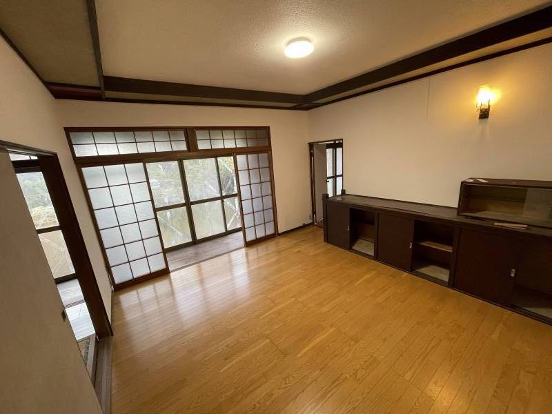 広々リビング。壁のブラケットライトがおしゃれ。