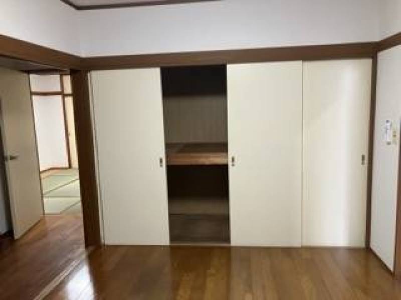 玄関横洋室収納