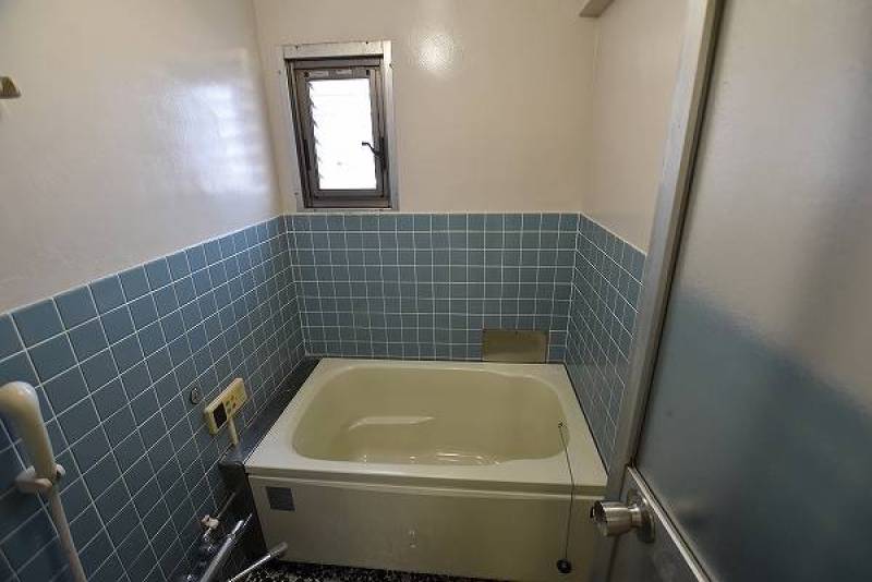 浴室には小窓がついており、換気もバッチリです。