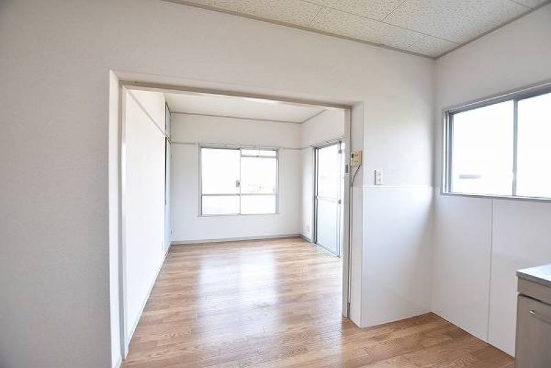 窓を開けると風通りが良いです。