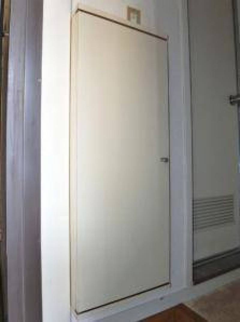 玄関側から見た居室との間仕切り