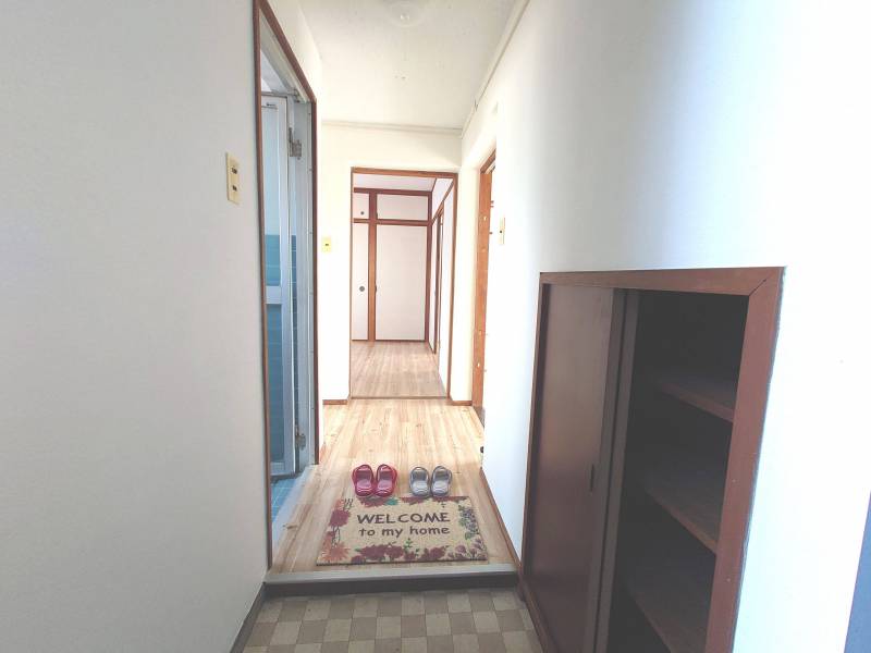 下駄箱収納付きの玄関です♪