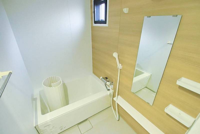 窓付きの綺麗な浴室です♪