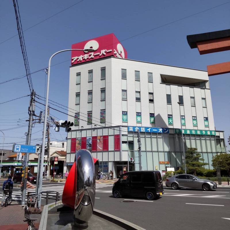 駅までの間にスーパーや飲食店が多数。暮らしやすいエリアです。