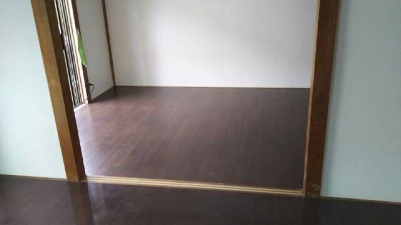 落ち着いた色のフローリング
