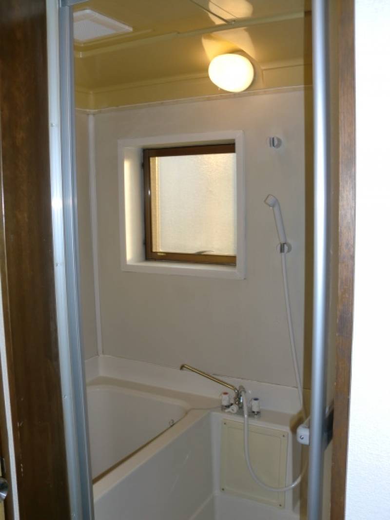 浴室とトイレは別です。追い炊き機能付きです