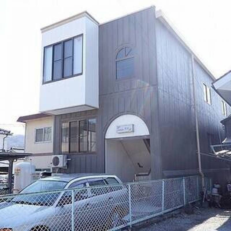 建物入口側です