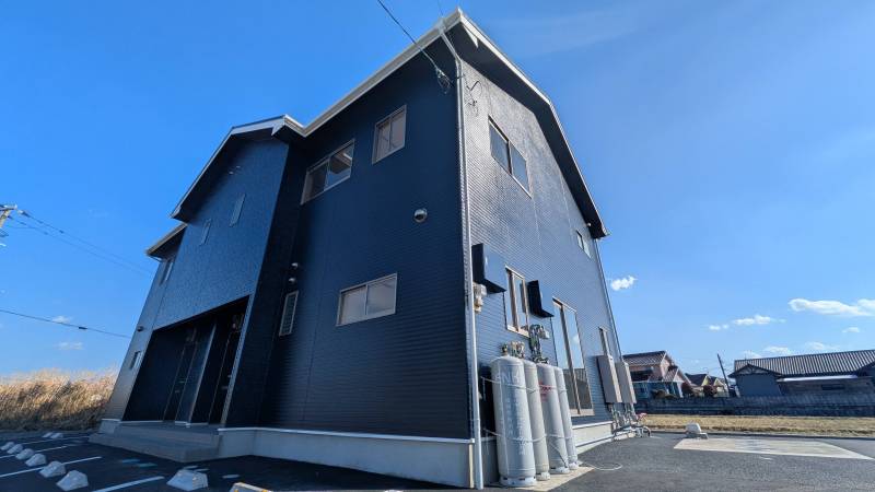 鮮やかな青色が目を引く外観です。